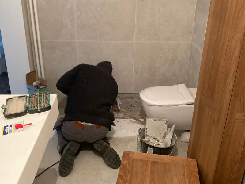 vakman werkt aan badkamermeubel