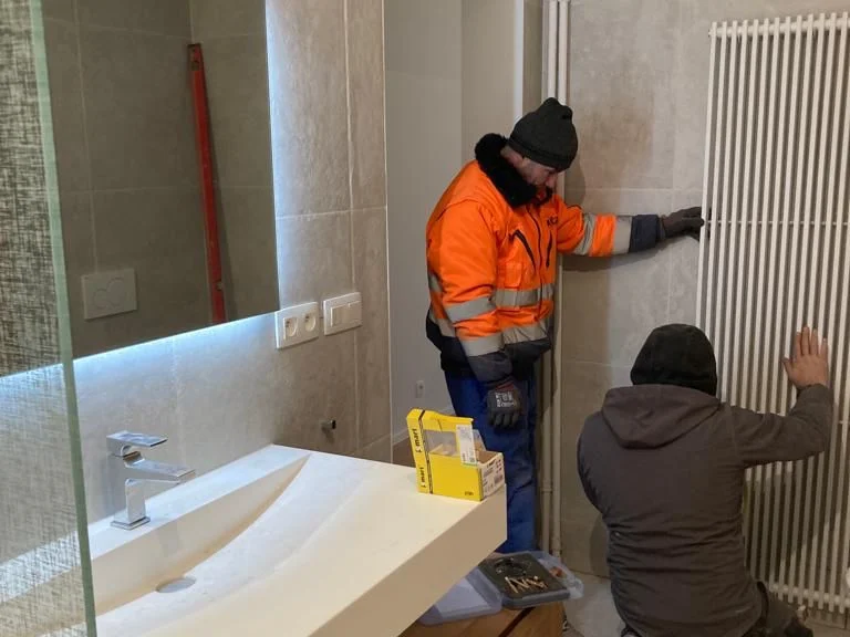 twee vaklui plaatsen designradiator in badkamer