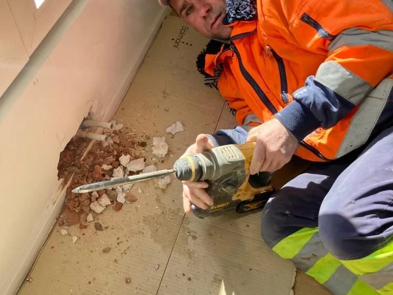 vakman boort voor leidingen, parket beschermd