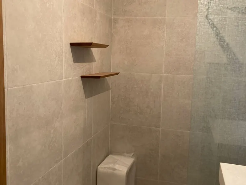 betegelde badkamer met inloopdouche