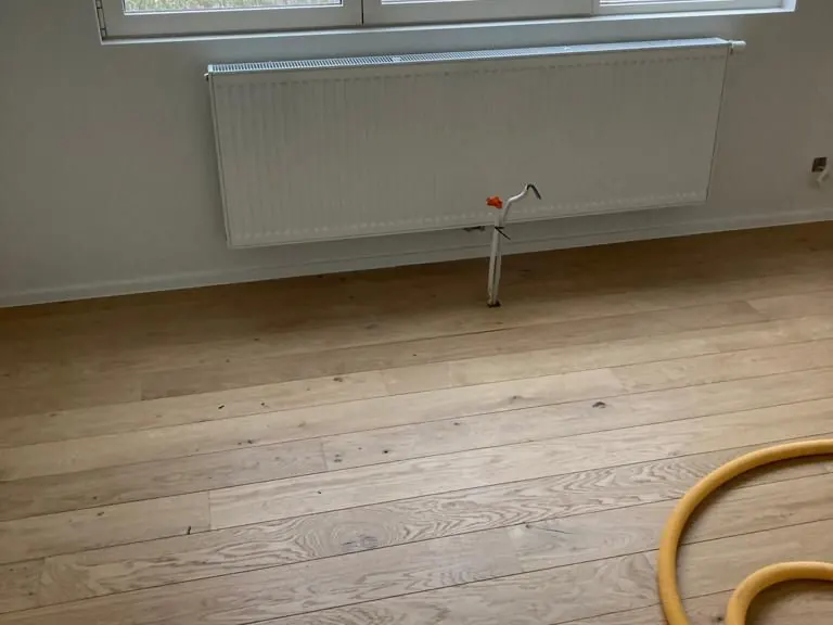 kamer met parket, radiator en nieuw raam