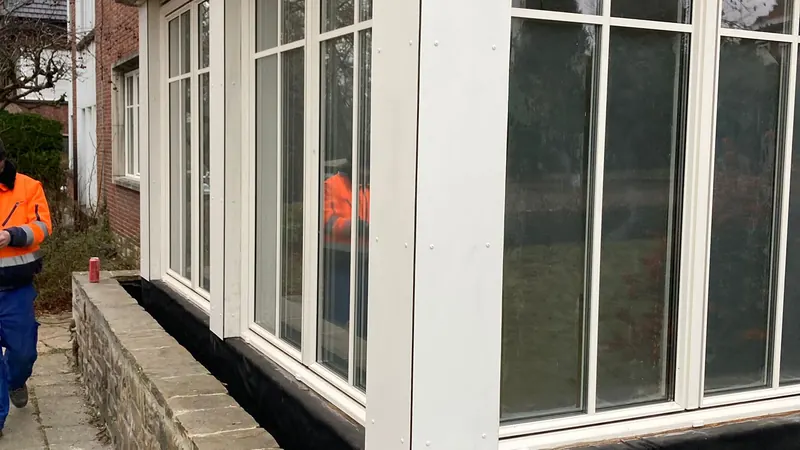 afgewerkte erker met nieuwe ramen en natuursteen plint, villa herkenbaar