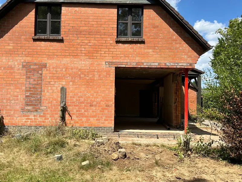 bungalow met oude open hoek voor de werken