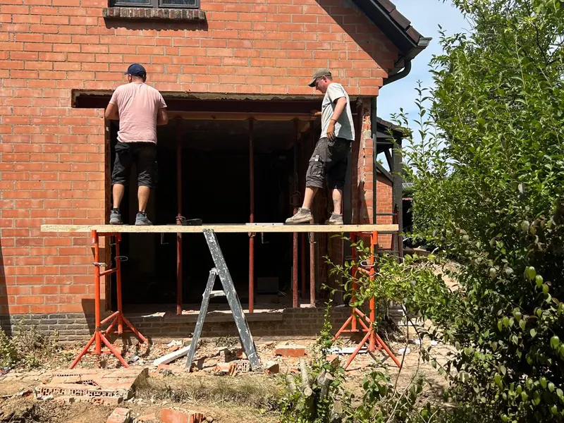 twee vaklui op stelling maken raamopening