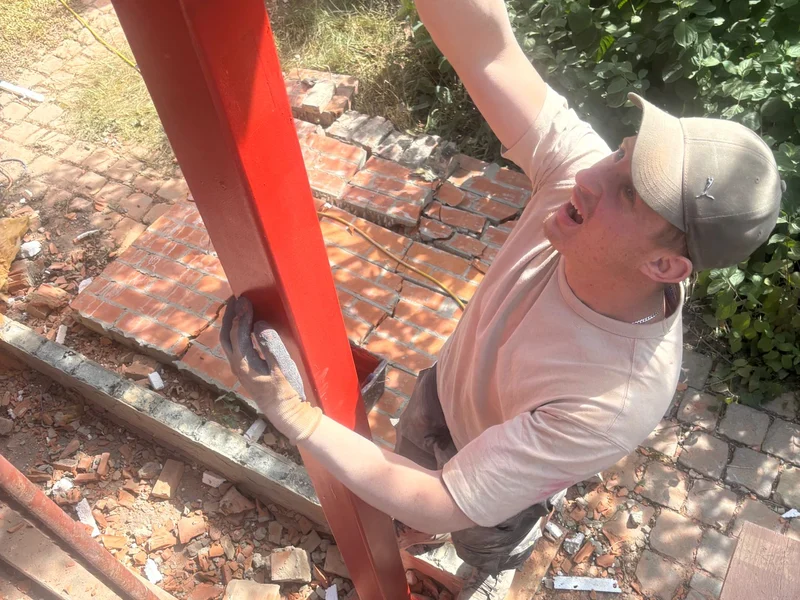 vakman schroeft rode kolom vast