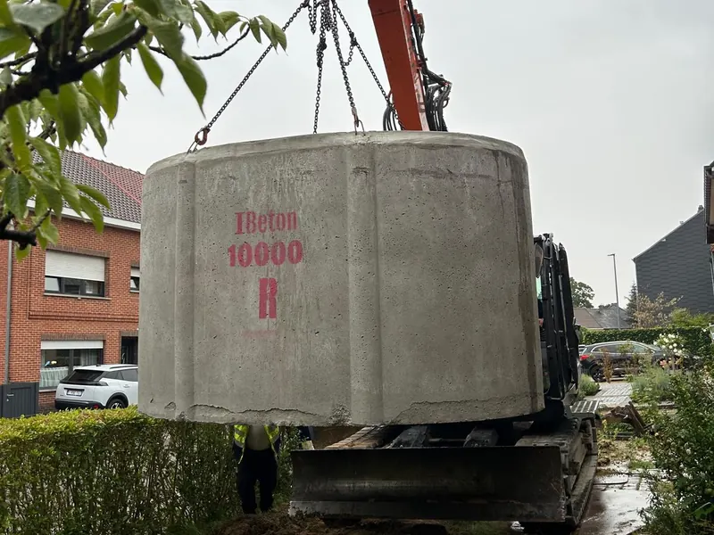 betonnen regenwaterput hangt aan de kraan