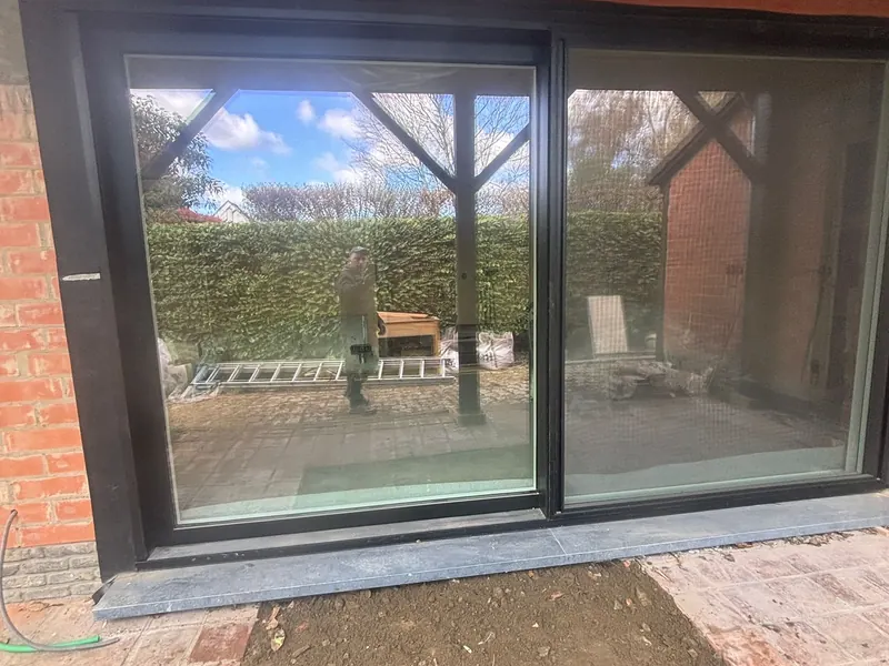 nieuw raam met zicht op tuin