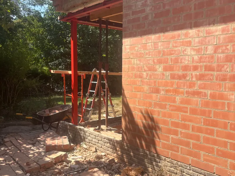 open hoek met rode kolommen, zonnig