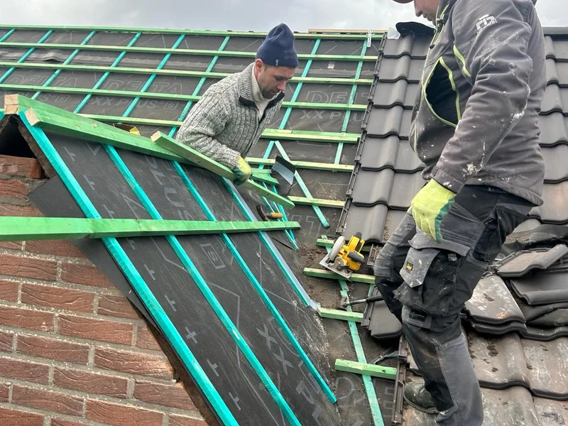 twee vaklui op het dak, onderdak en latten