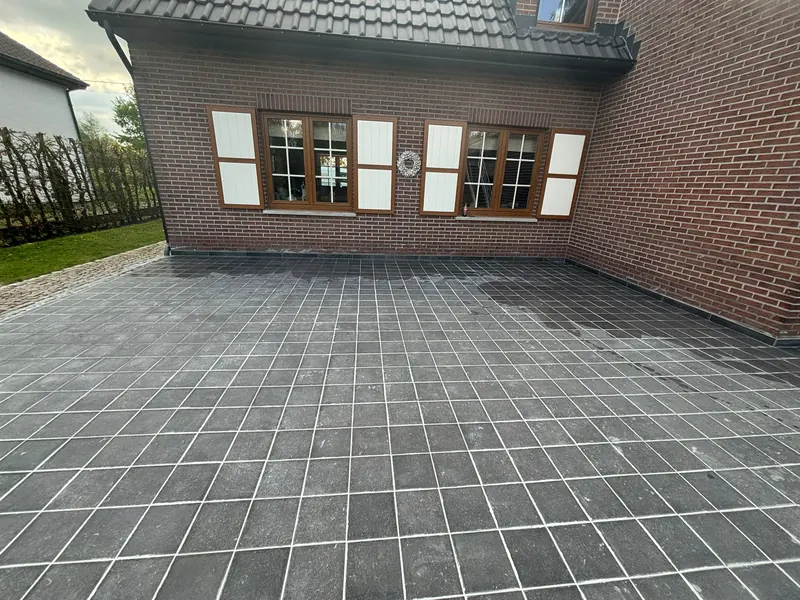 nieuw terras met tegels, april