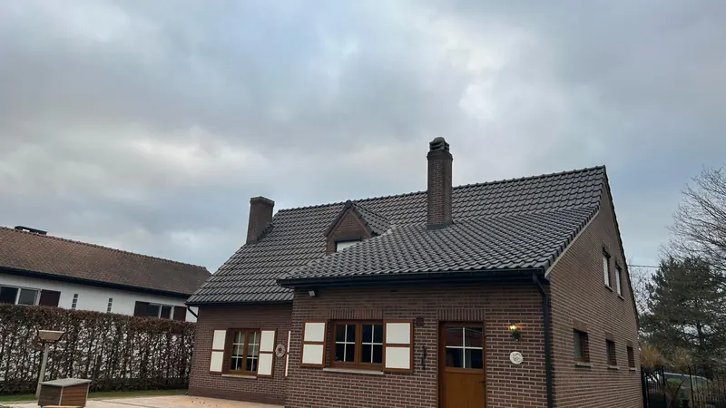 afgewerkte woning met nieuw dak, oprit, strak kader