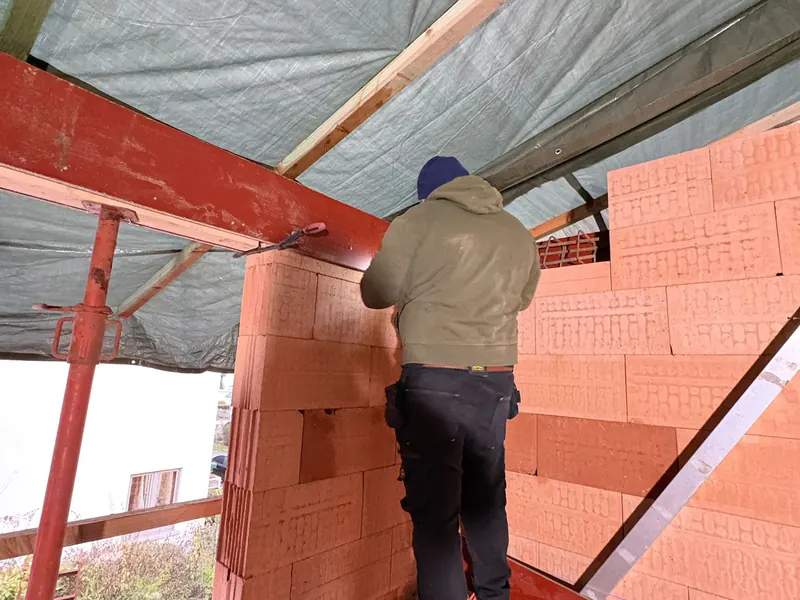 vakman op stelling aan bekisting