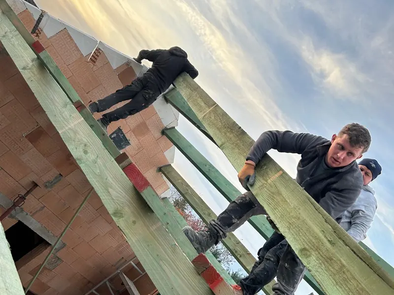 vakman monteert dakbalken