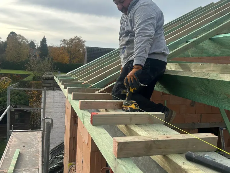 vakman legt isolatie op de nieuwe kepers