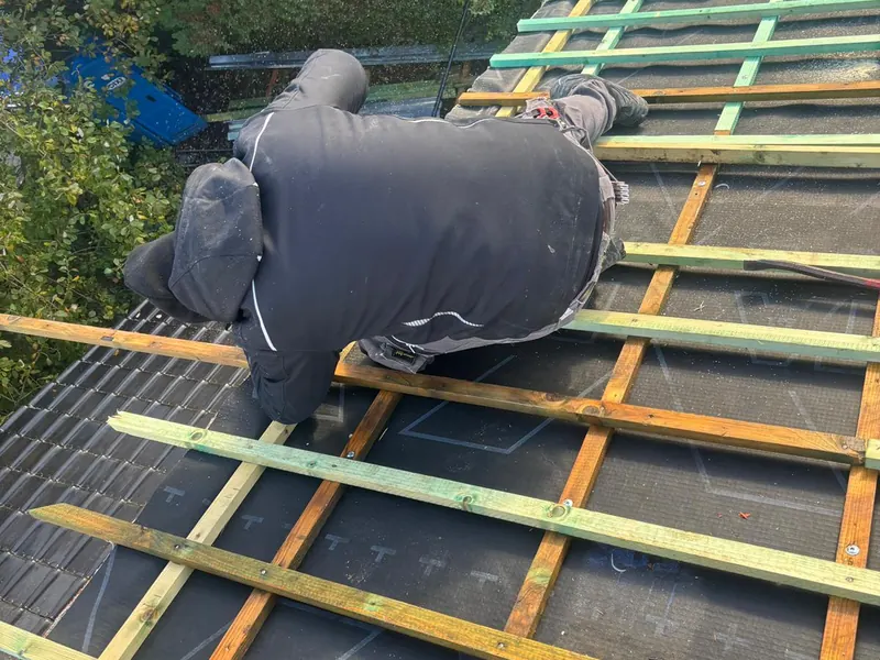 dakwerker legt donkere pannen