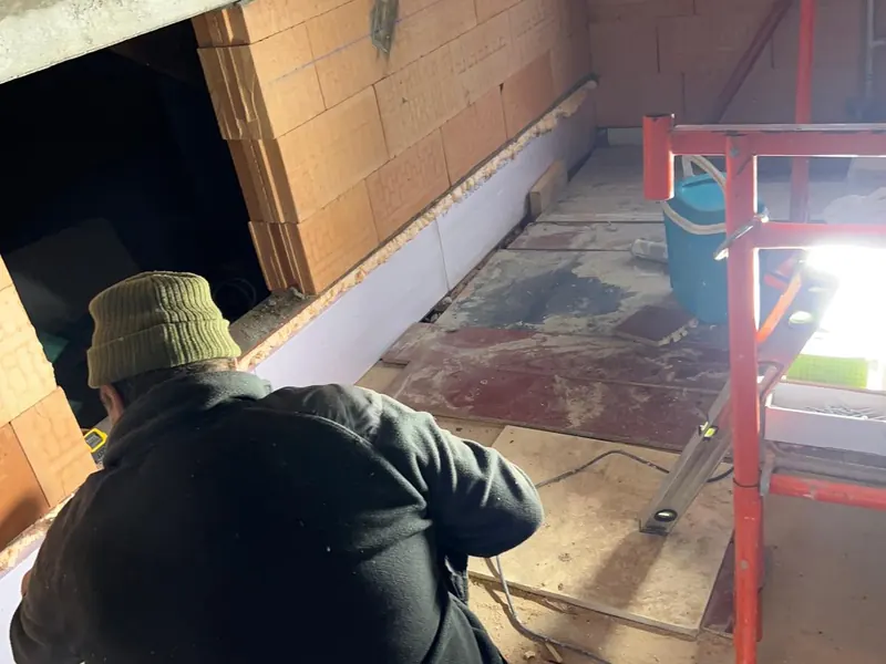 vakman plaatst EPS-isolatie op gevel