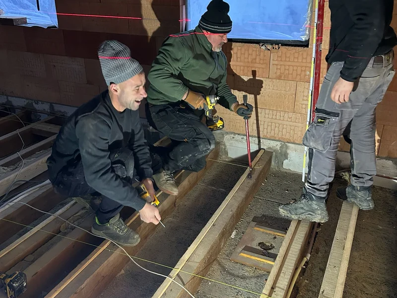 drie vaklui aan de houten vloer