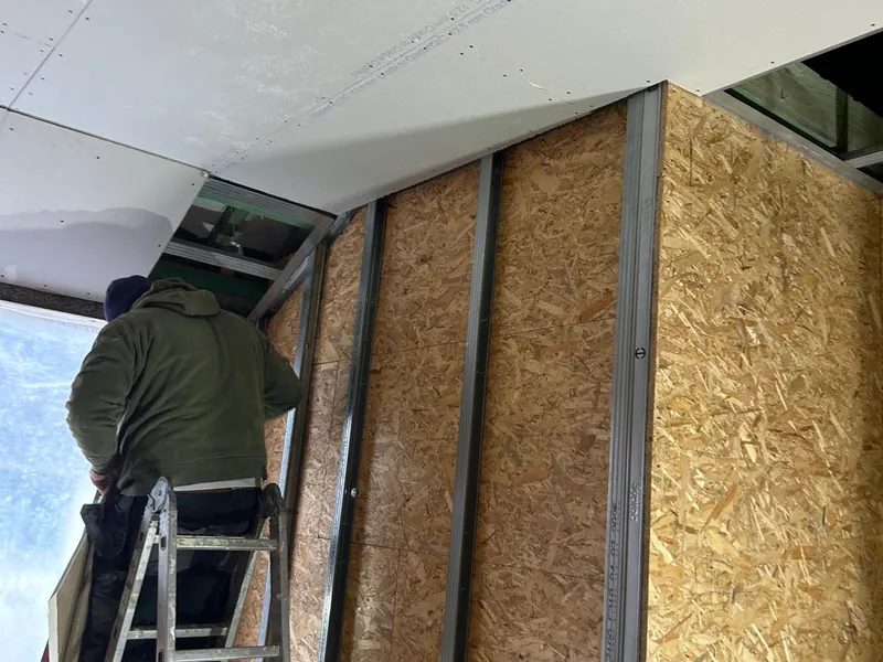 vakman monteert gyproc plafond