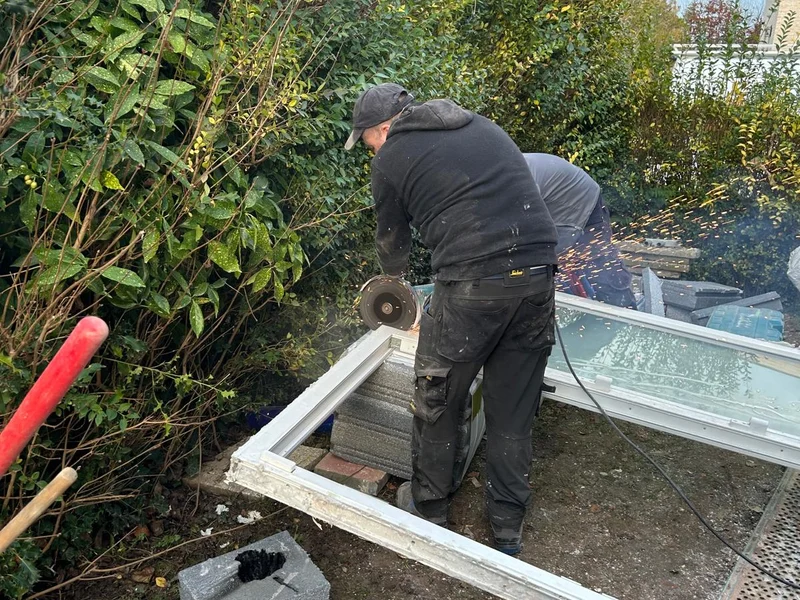 twee vaklui plaatsen raam in de tuin