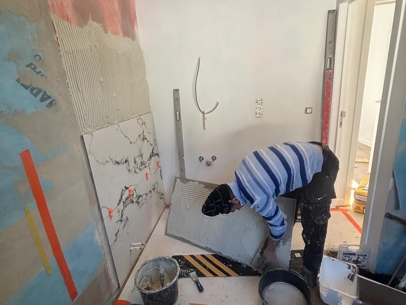 tegelzetter in badkamer
