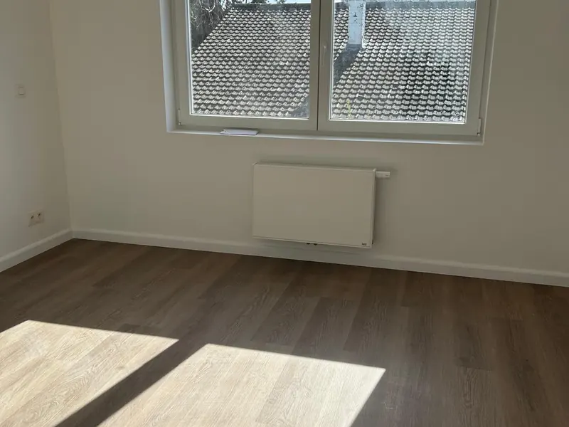 kamer met laminaat en nieuw raam, zonlicht