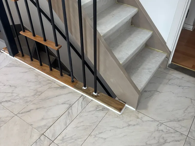 nieuwe trap met zwarte spijlen