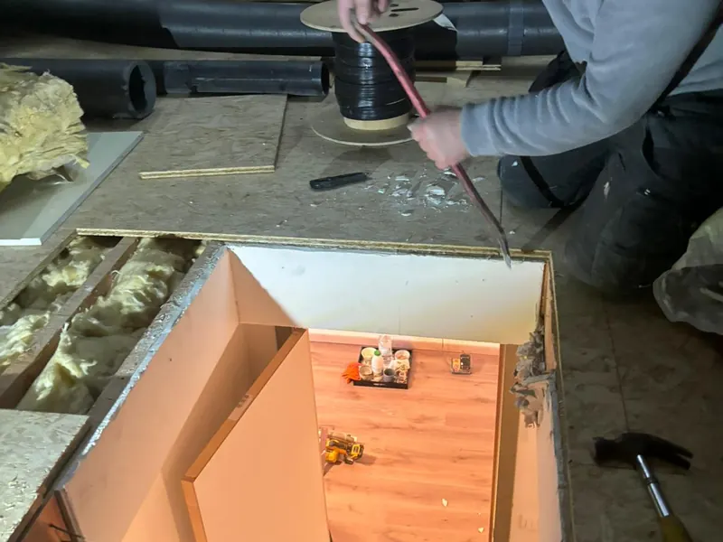 vakman werkt aan de opening