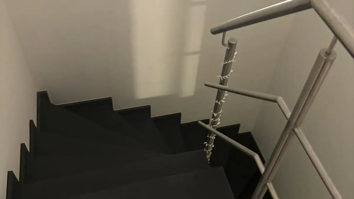afgewerkte trap van bovenaf, strak