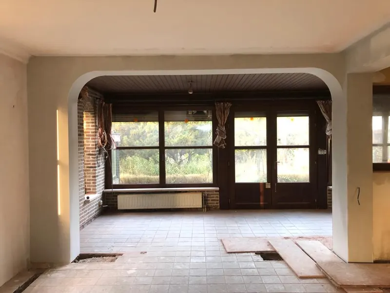 oud interieur met bogen en tegelvloer
