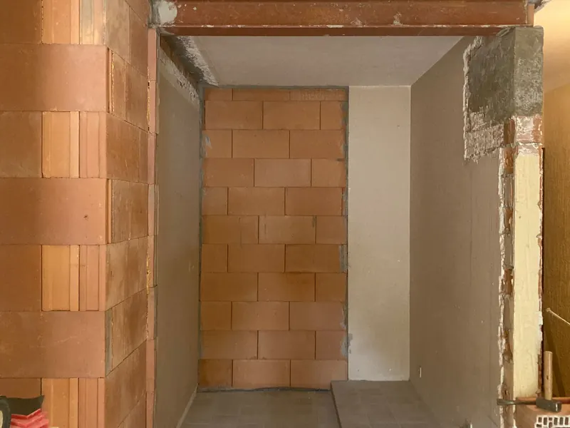 nieuwe snelbouwmuren strak gemetst