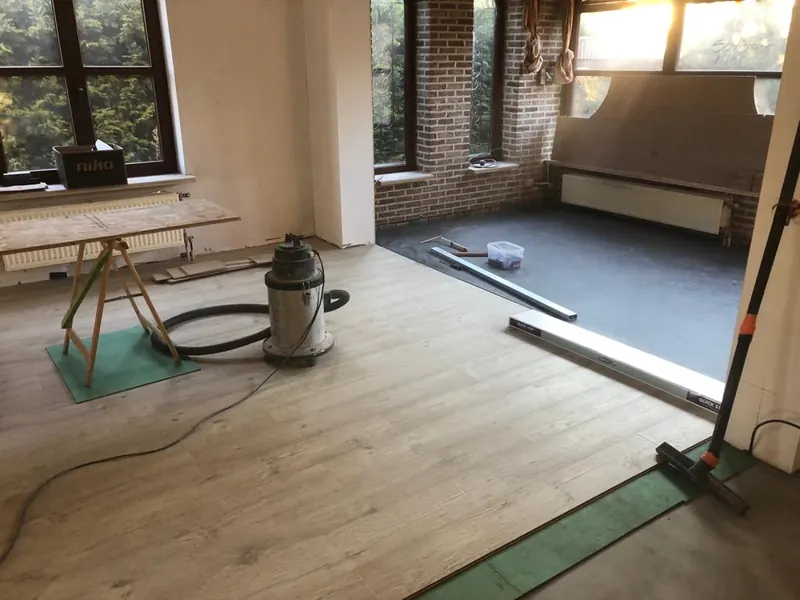 nieuwe vloer gelegd in open leefruimte