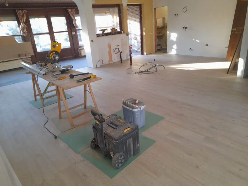 afgewerkte vloer met licht, februari 2023