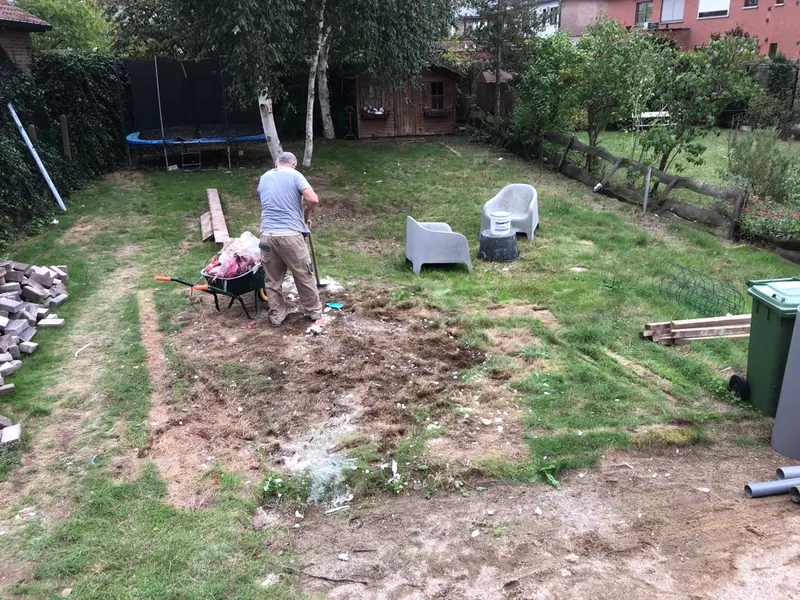 tuin en achterzijde voor de werken