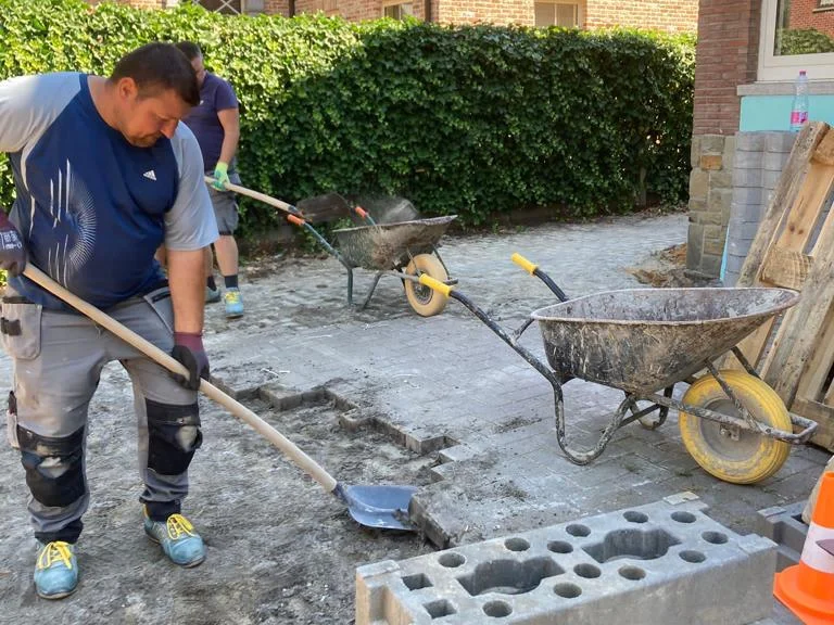 riolering graven, vakman met schop