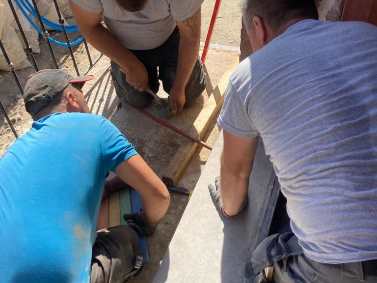 ploeg werkt aan vloer en leidingen