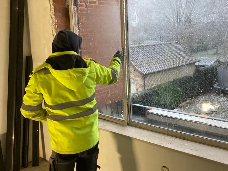 nieuw raam plaatsen, vakman in fluo