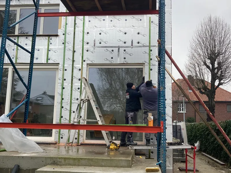gevelisolatie op steiger met ploeg