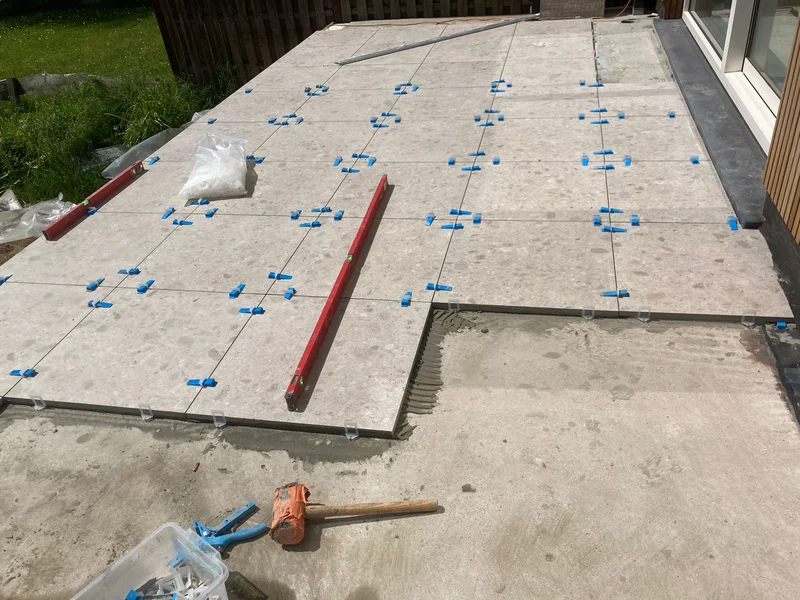 terrastegels leggen, vakman