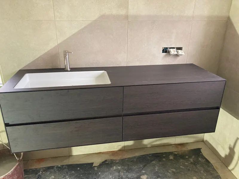 nieuwe badkamer met meubel en tegels