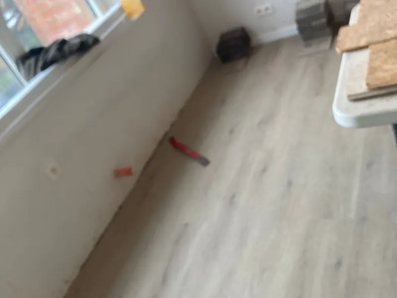 nieuwe vloer en witte muren