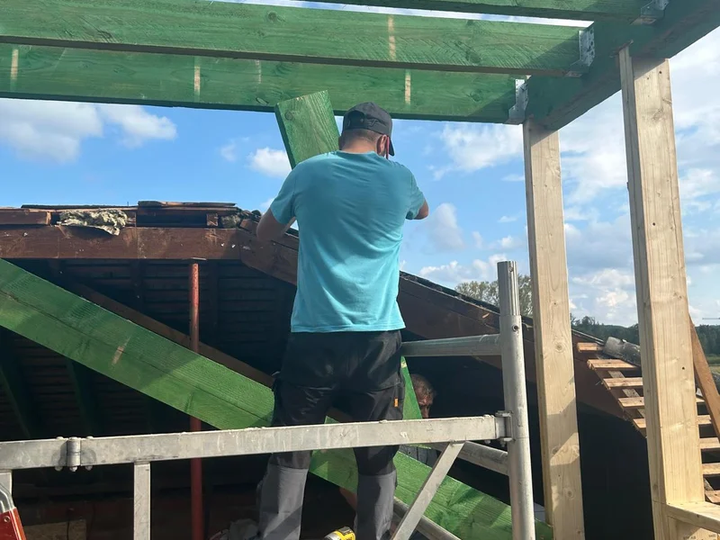 vakman monteert kepers, blauwe lucht