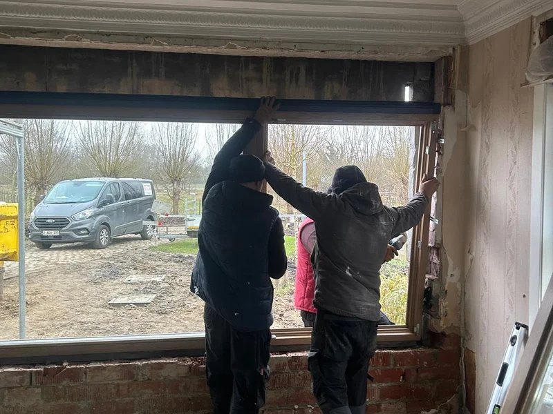 twee vaklui plaatsen groot houten raam