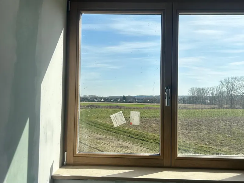 houten raam met uitzicht over de velden, binnen afgewerkt