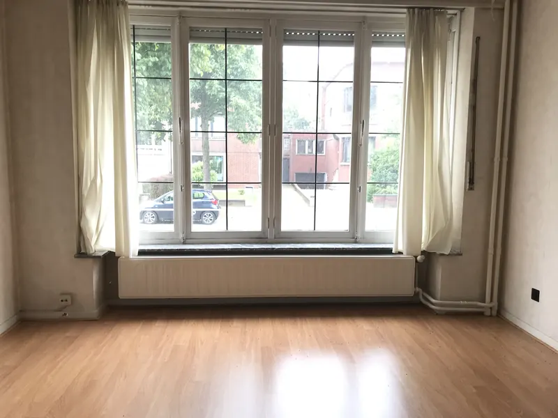oude woonkamer met parket en raam voor de werken