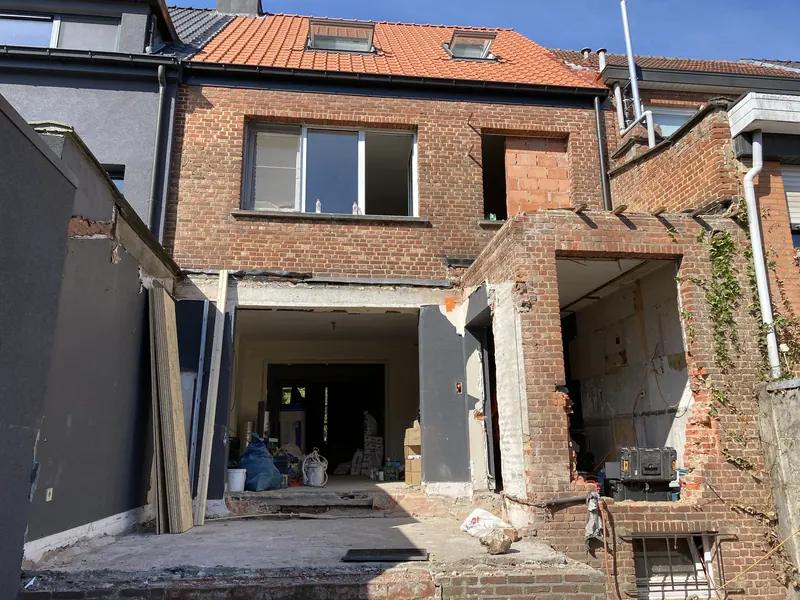 achtergevel opengewerkt met nieuwe wanden
