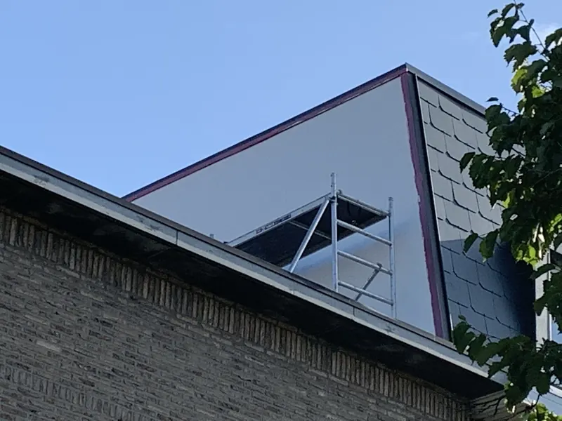 nieuwe dakkapel met leien op het dak
