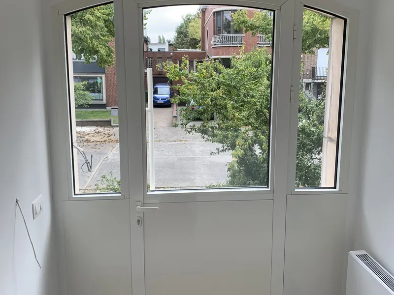 kamer met nieuw raam en witte muren