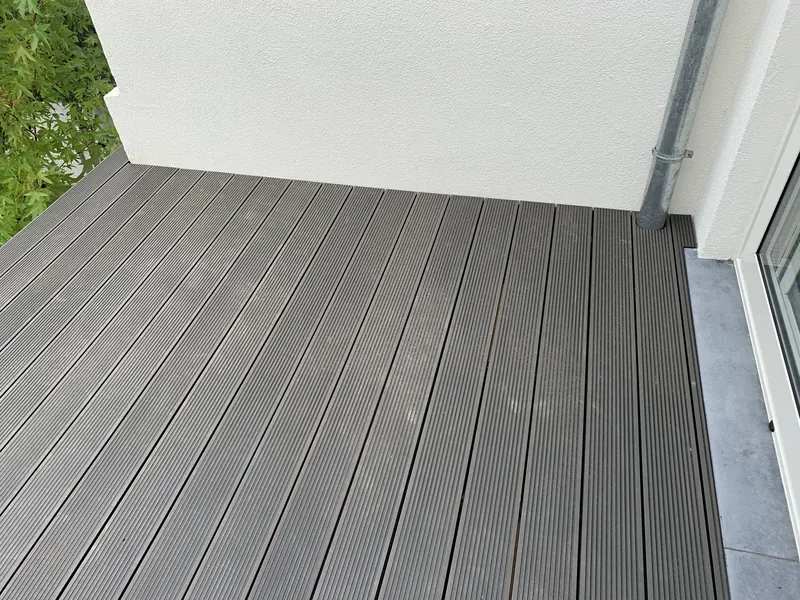 terras met composietplanken en tuin