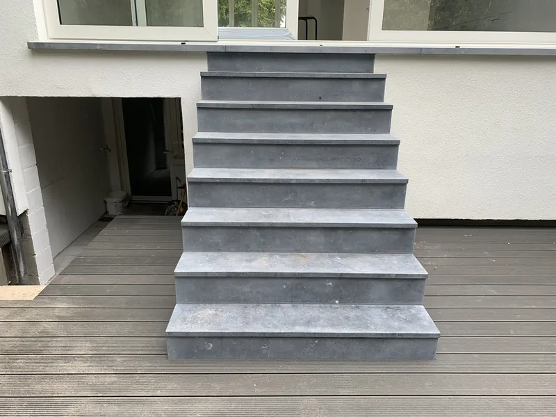 buitentrap in blauwe steen naar terras