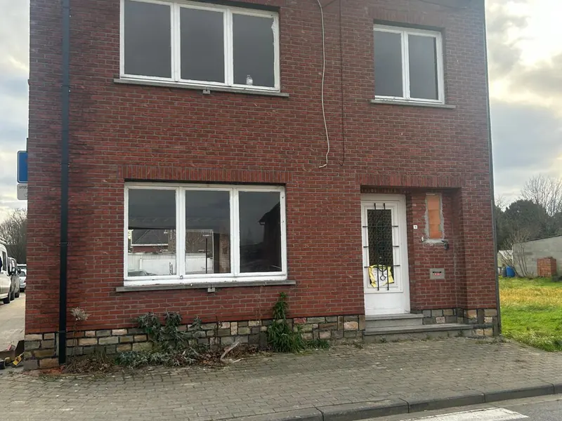 woning voor de werken vanaf de straat